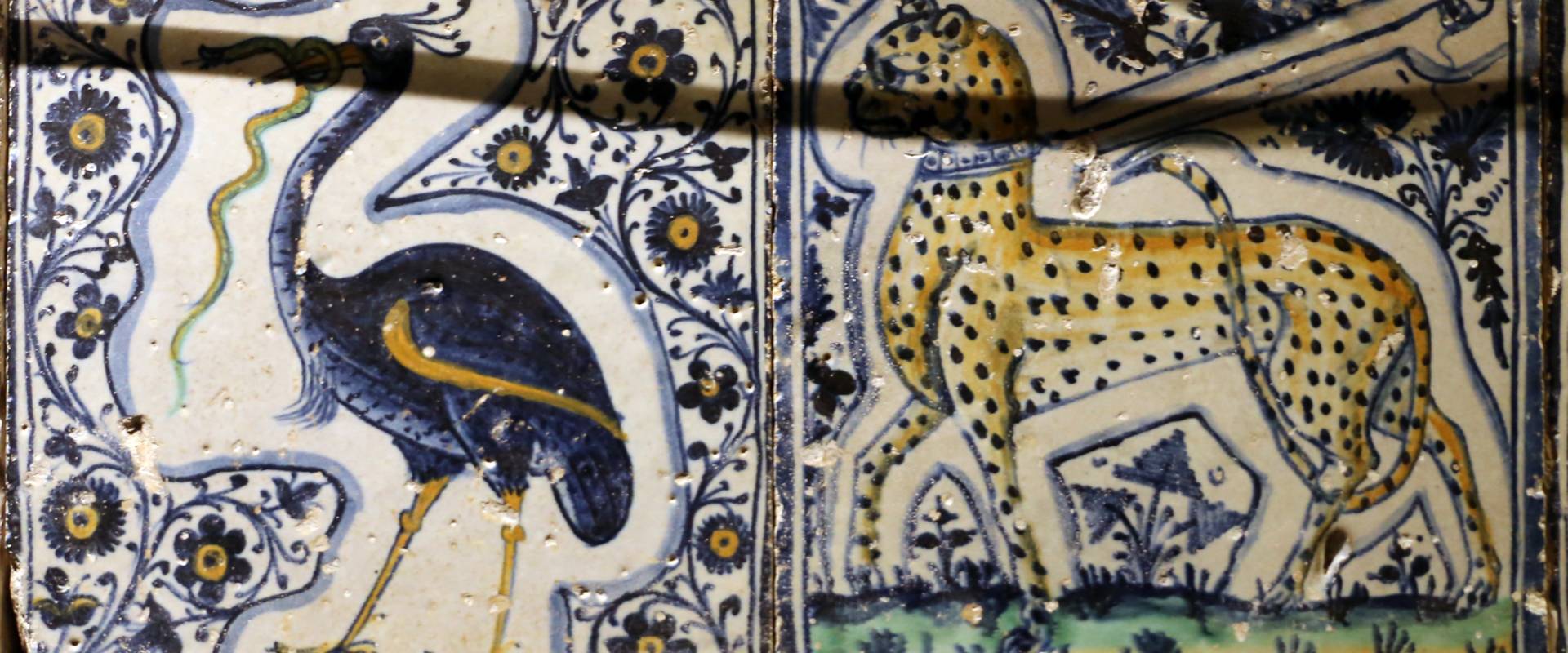 Bottega pesarese, pavimento maiolicato dal monastero di san paolo a parma, 1470-82 ca., struzzo con serpente e leopardo photo by Sailko
